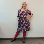 Plus size kjole - Tokyo Purple and Gold Flower fra Amamiko.