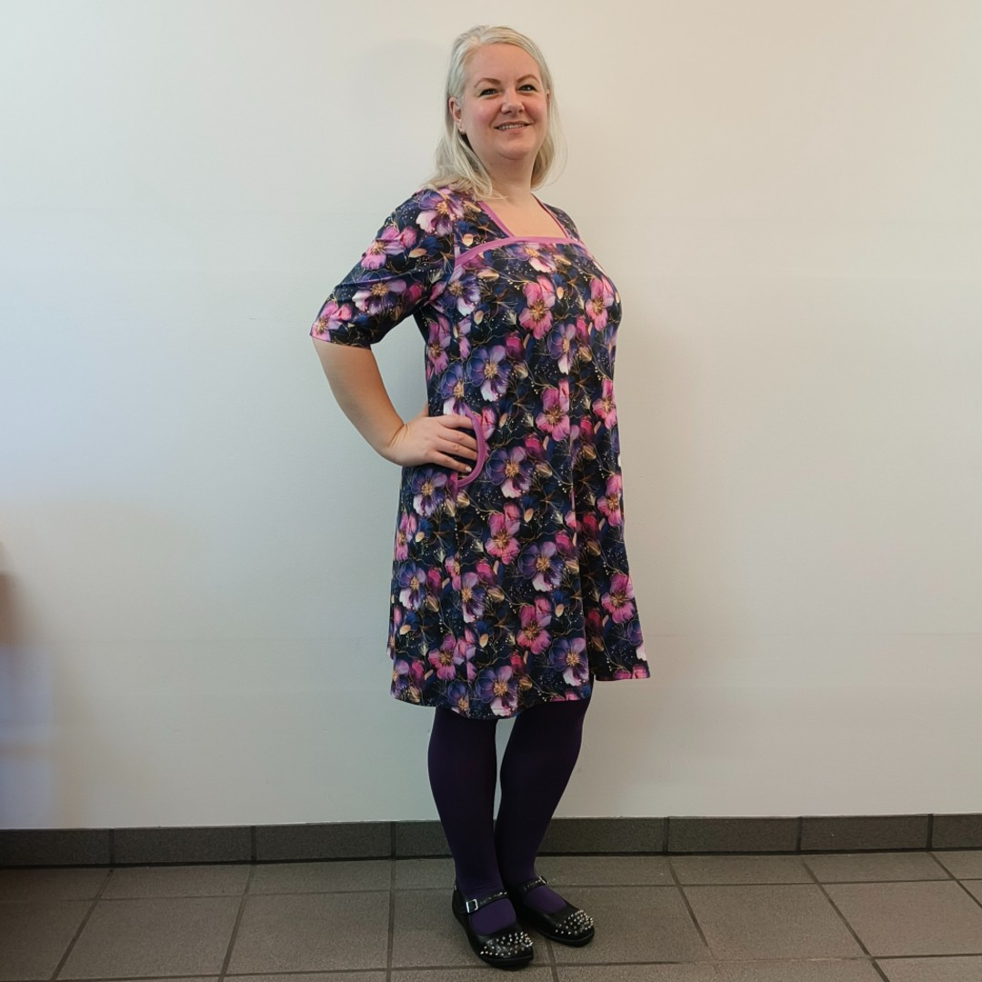 Plus size kjole - Tokyo Purple and Gold Flower fra Amamiko.