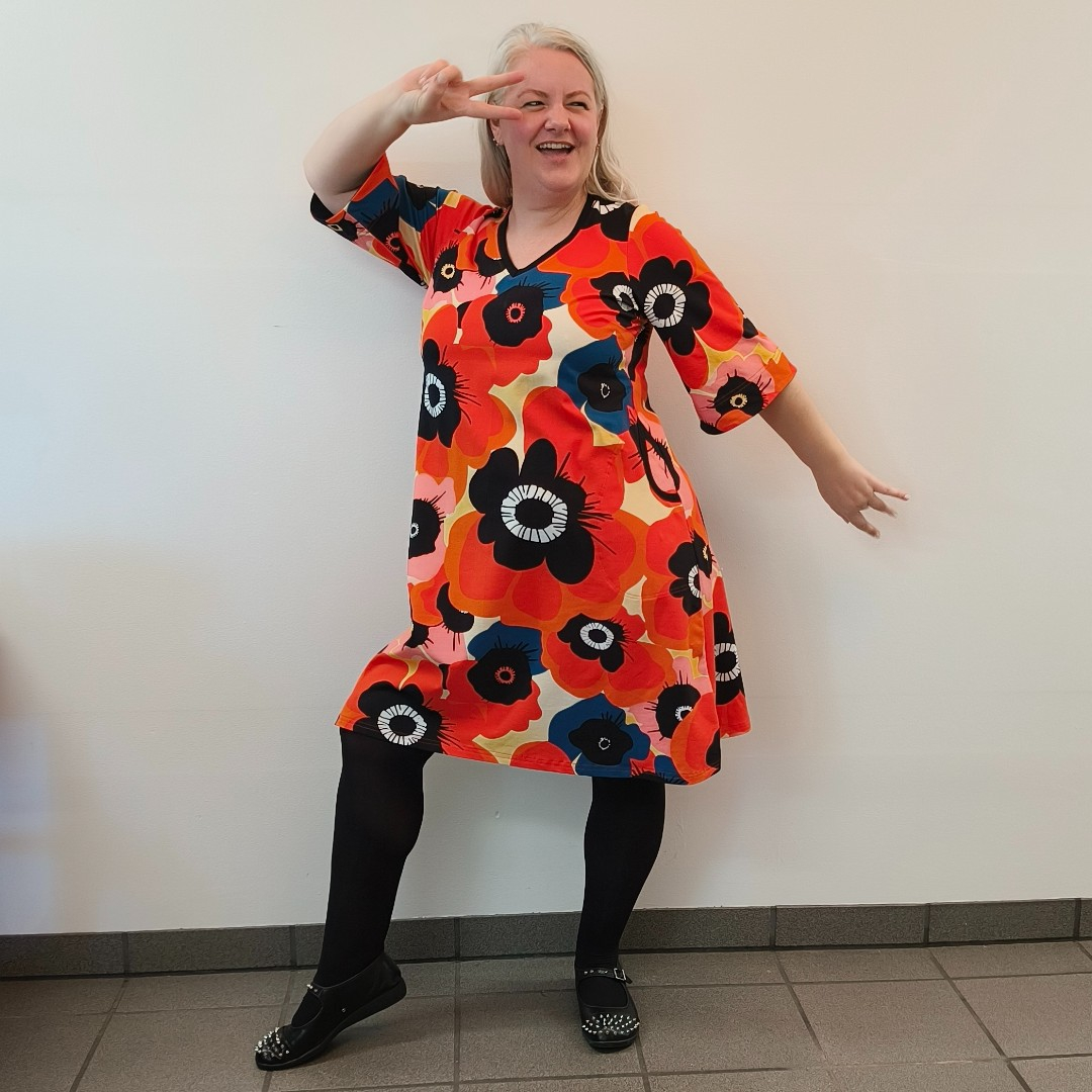 Plus size kjole - Tulla Giant Poppy fra Amamiko