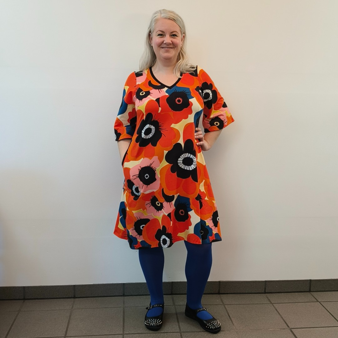 Plus size kjole - Tulla Giant Poppy fra Amamiko