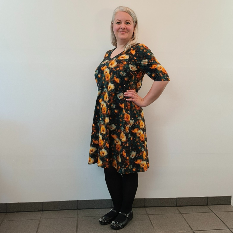 Plus size kjole - Tulla Yellow Flower fra Amamiko