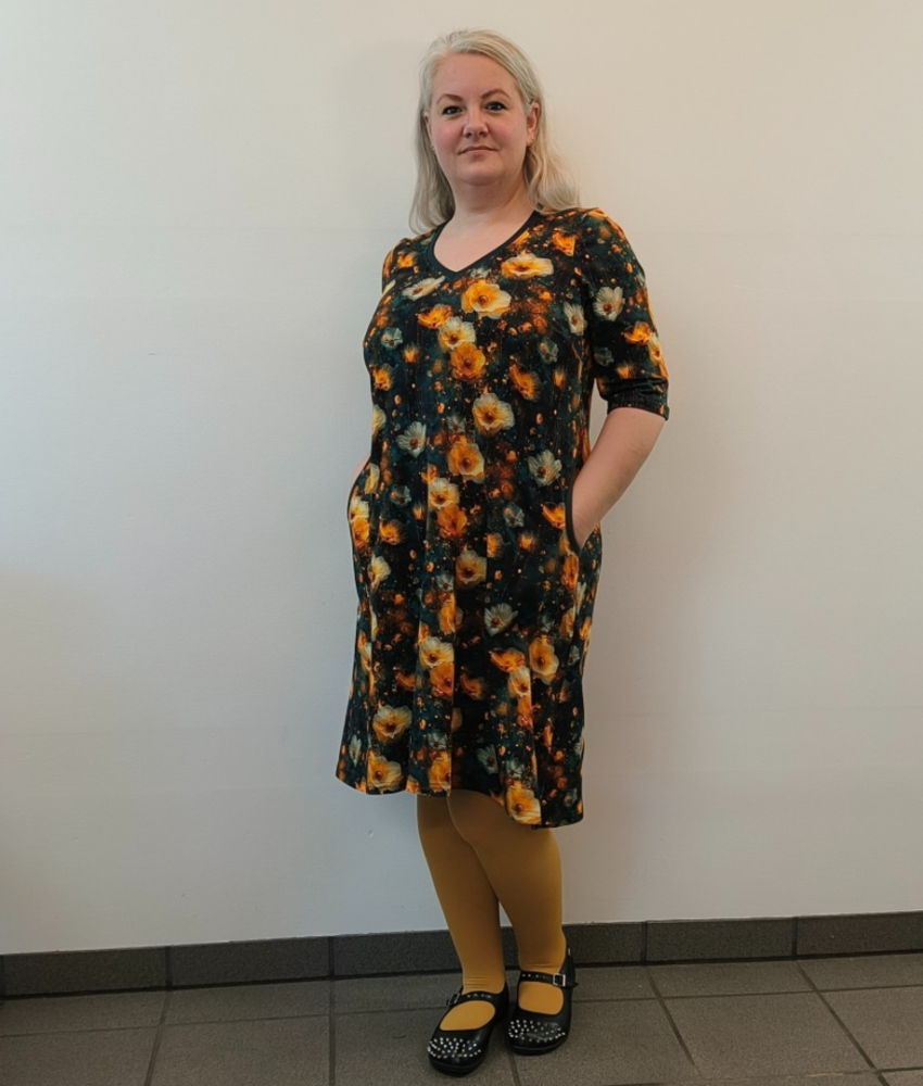 Plus size kjole - Tulla Yellow Flower fra Amamiko