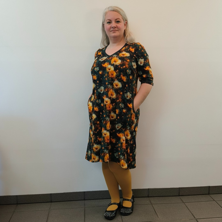 Plus size kjole - Tulla Yellow Flower fra Amamiko