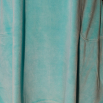 Plus size kjole Tulla Ice Blue Velvet fra Amamiko