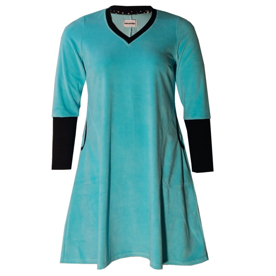 Plus size kjole Tulla Ice Blue Velvet fra Amamiko