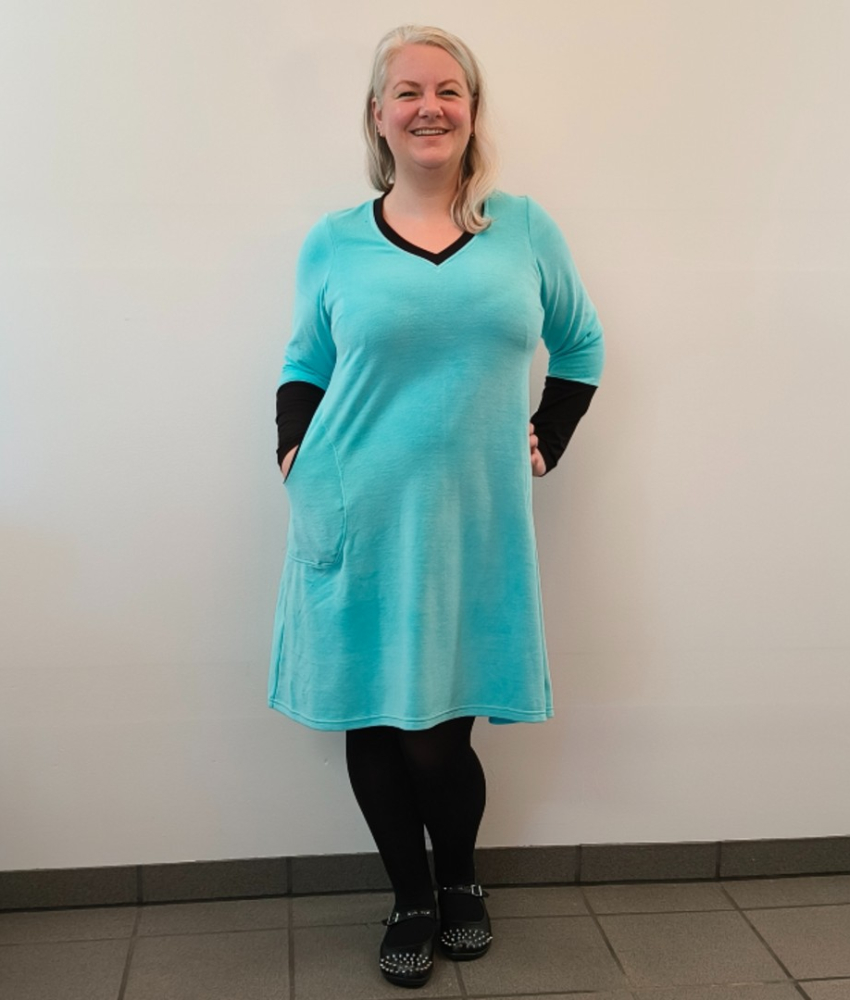 Plus size kjole Tulla Ice Blue Velvet fra Amamiko