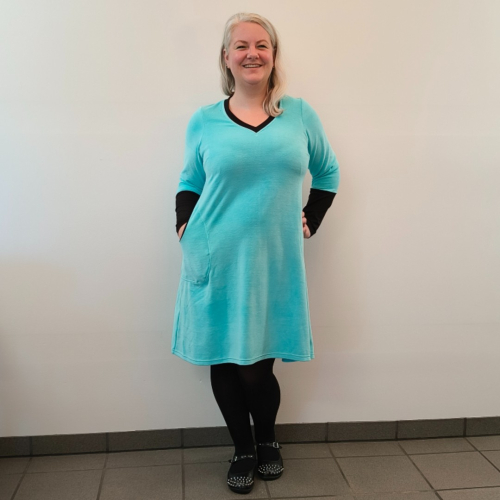 Plus size kjole Tulla Ice Blue Velvet fra Amamiko