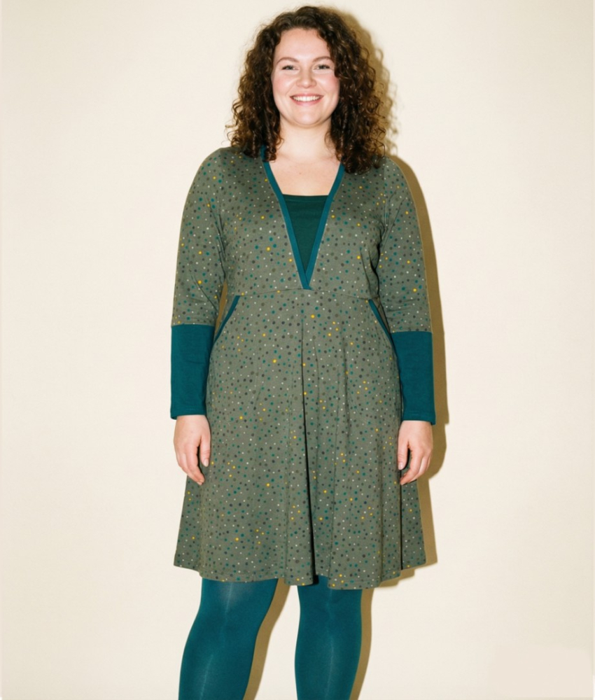 Armygrøn Plus size kjole med empiresnit og prikker | Ama Army Dots