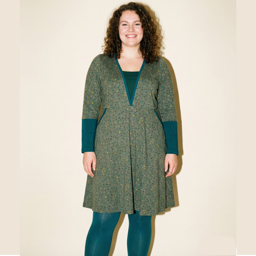 Armygrøn Plus size kjole med empiresnit og prikker | Ama Army Dots