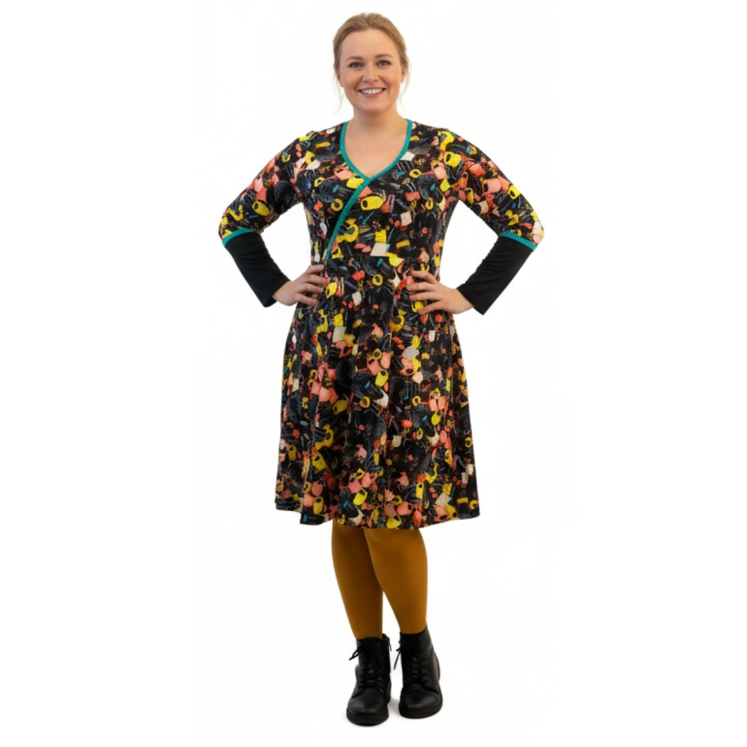 Plus size kjole med lakridskonfekt - Bika Liquorice