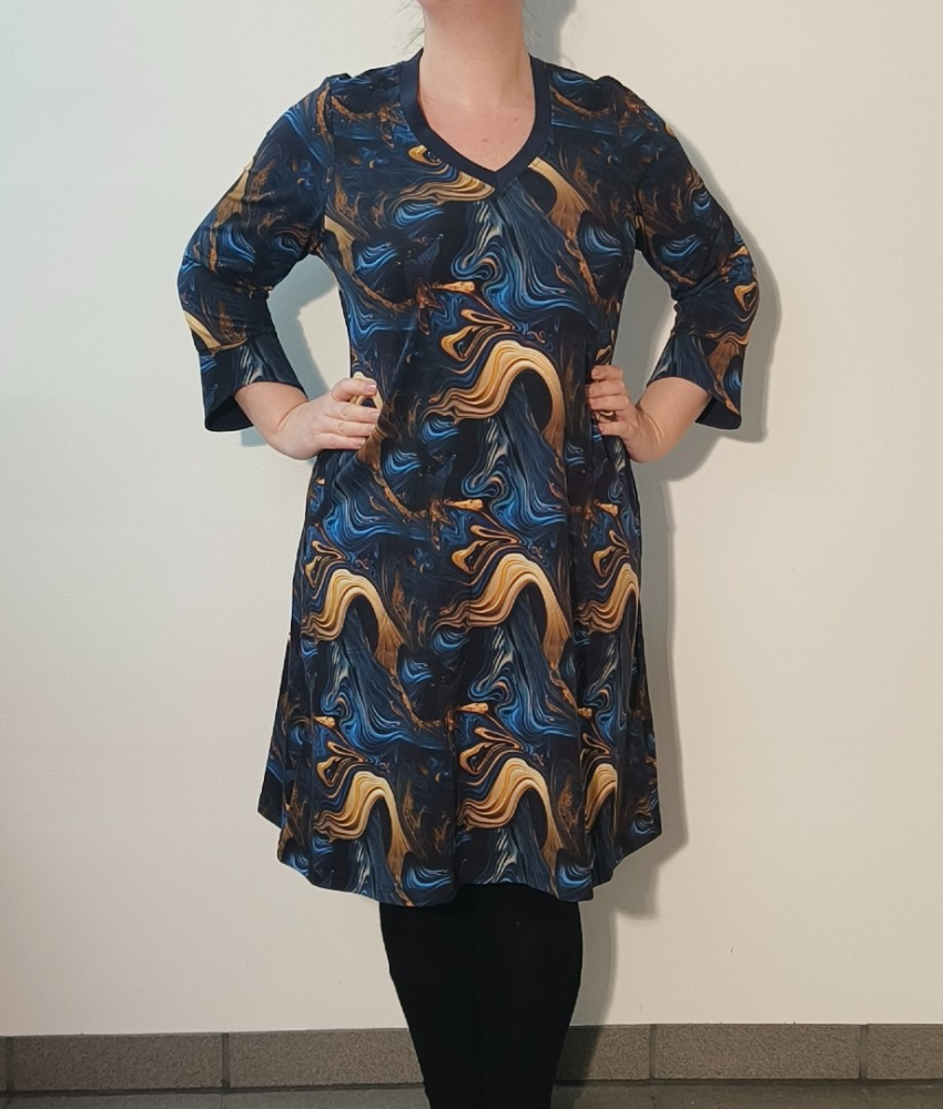 Blå og gylden A-formet plus size kjole - Tulla Midnight gold