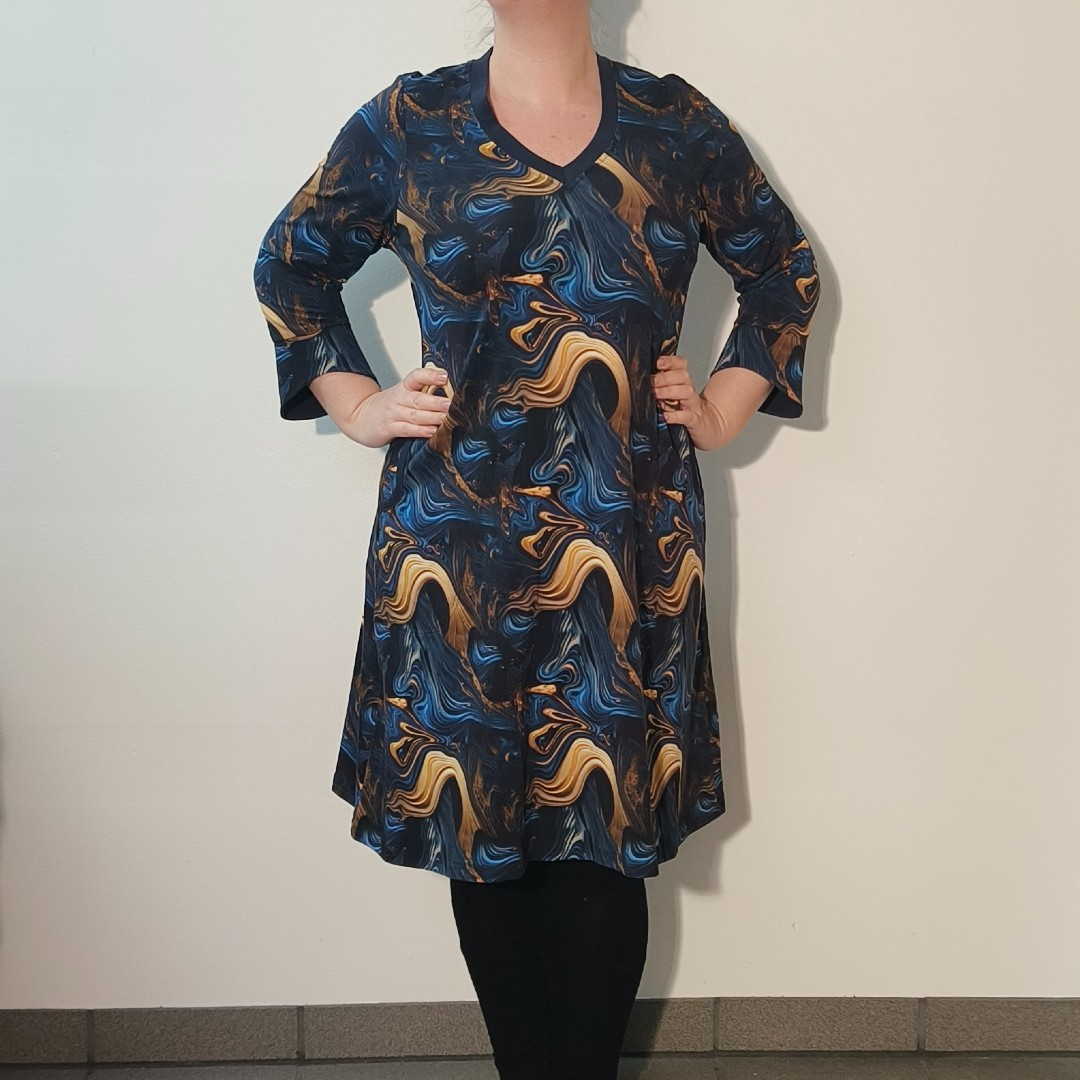 Blå og gylden A-formet plus size kjole - Tulla Midnight gold