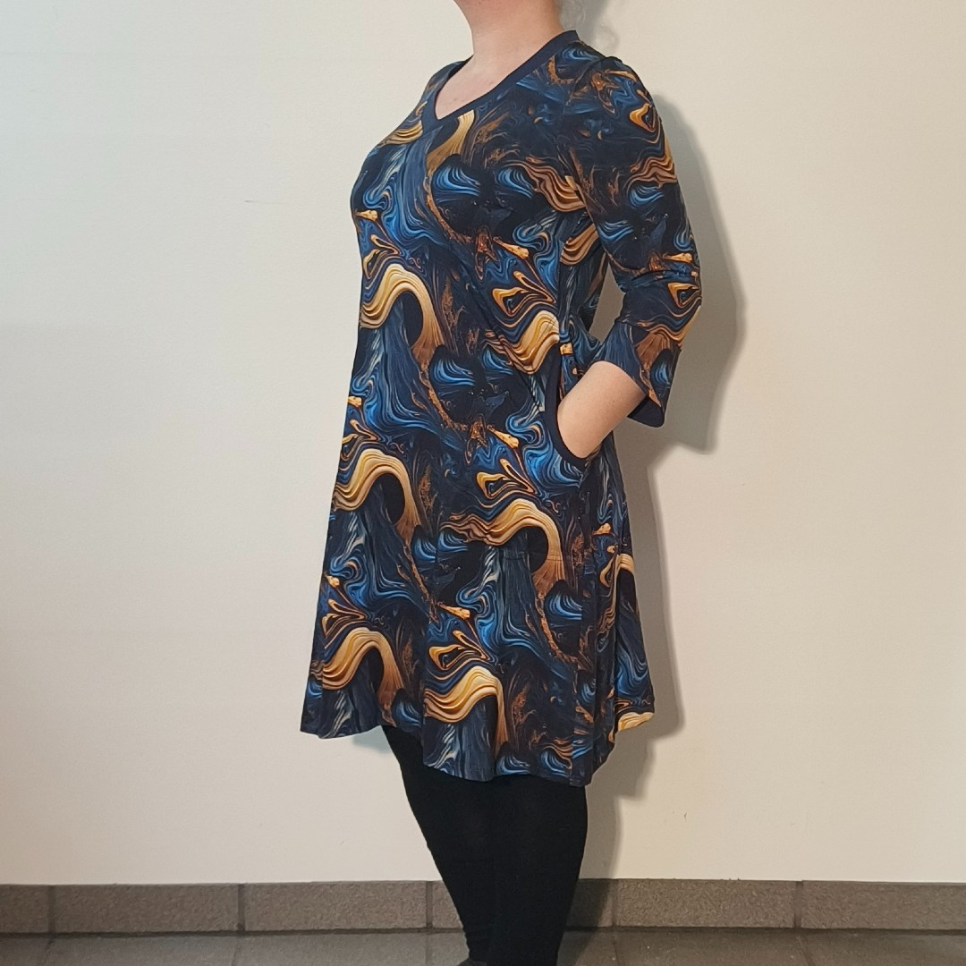 Blå og gylden A-formet plus size kjole - Tulla Midnight gold