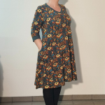 Løs Plus Size kjole i blomster print - Emi Art Deco Flower