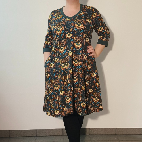 Løs Plus Size kjole i blomster print - Emi Art Deco Flower