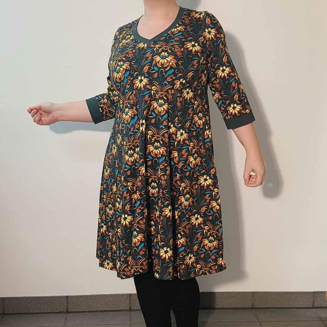 Løs Plus Size kjole i blomster print - Emi Art Deco Flower