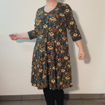 Løs Plus Size kjole i blomster print - Emi Art Deco Flower