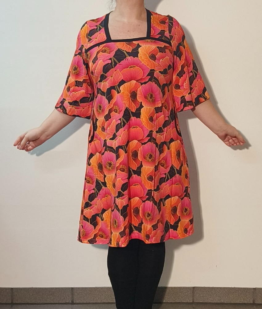 A-formet plus size kjole med store pink valmuer - Tokyo Pink Poppies