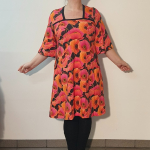A-formet plus size kjole med store pink valmuer - Tokyo Pink Poppies