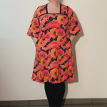 A-formet plus size kjole med store pink valmuer - Tokyo Pink Poppies
