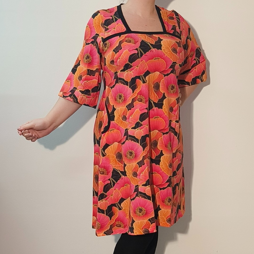 A-formet plus size kjole med store pink valmuer - Tokyo Pink Poppies