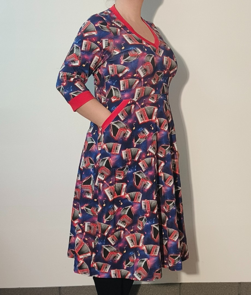 Plus size kjole med v-hals og Harmonika print - Dana Accordion