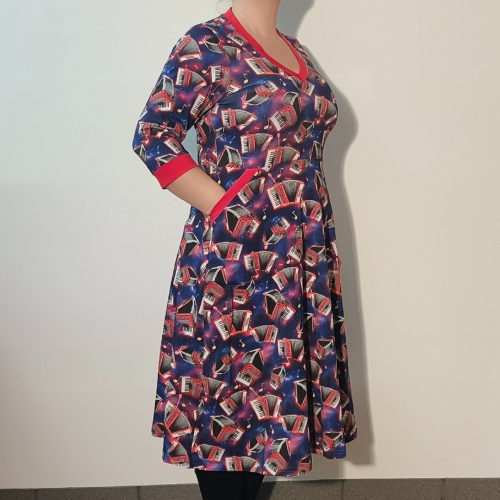 Plus size kjole med v-hals og Harmonika print - Dana Accordion