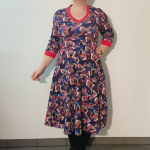 Plus size kjole med v-hals og Harmonika print - Dana Accordion