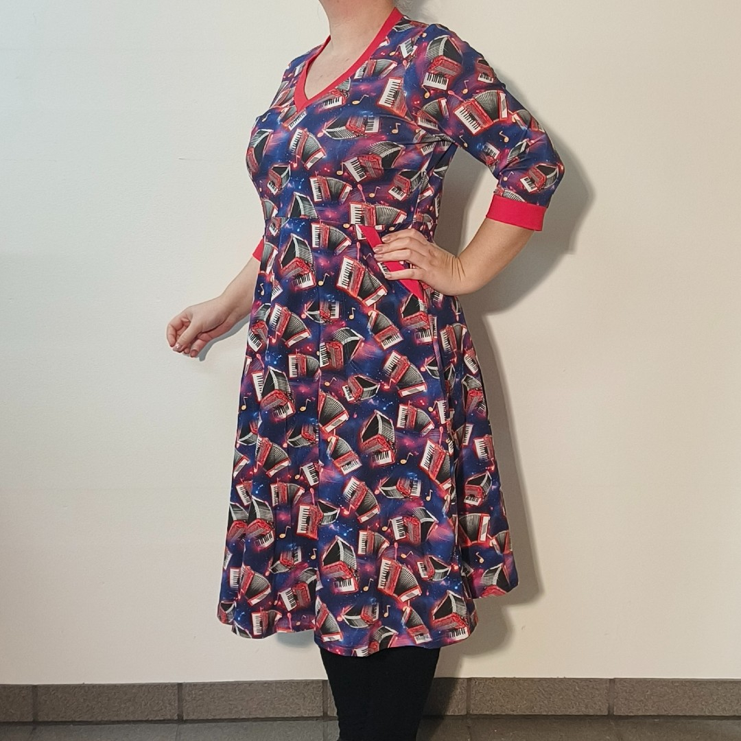 Plus size kjole med v-hals og Harmonika print - Dana Accordion