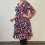 Plus size kjole med v-hals og Harmonika print - Dana Accordion