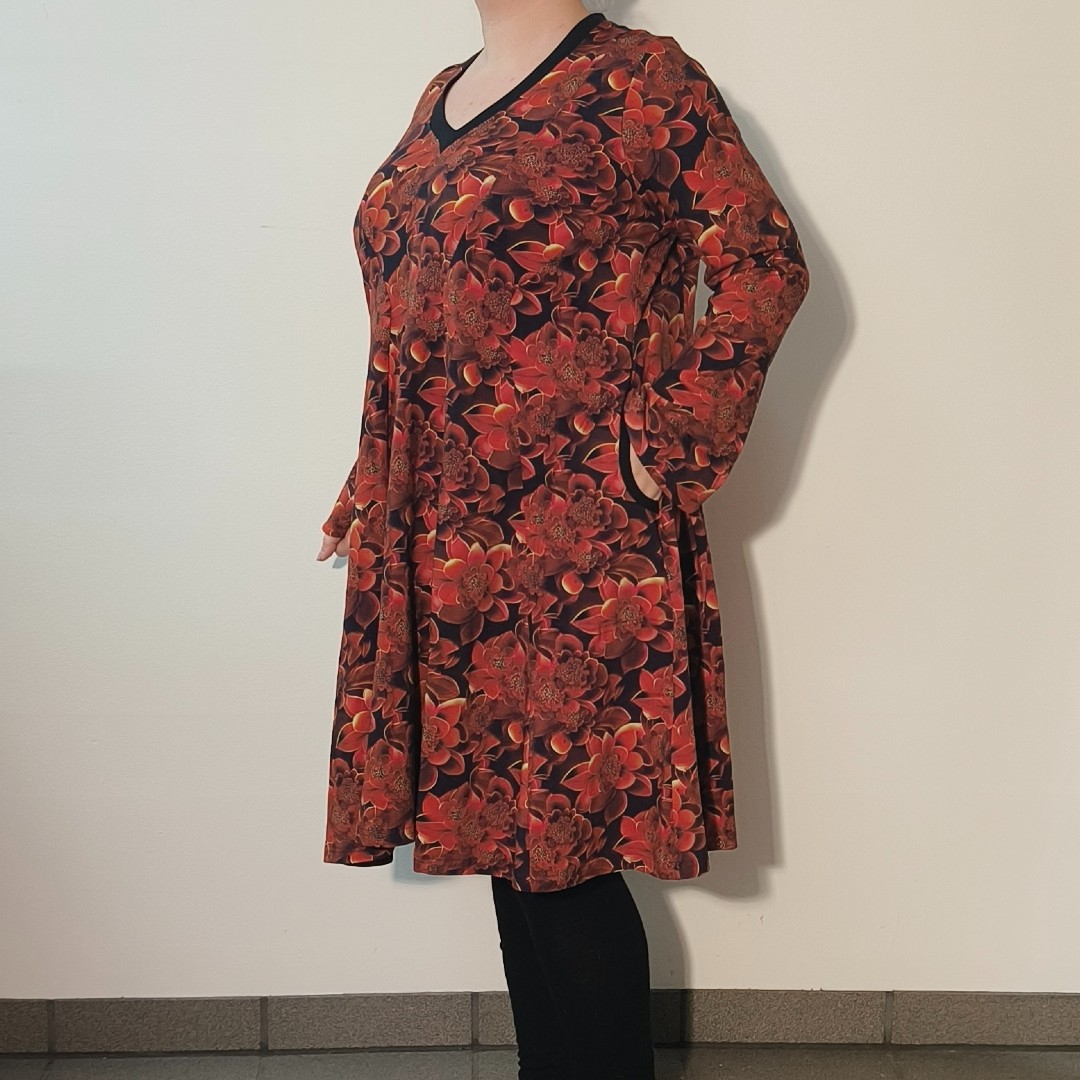 Løs Plus Size kjole med røde blomster - Emi Red Succulent