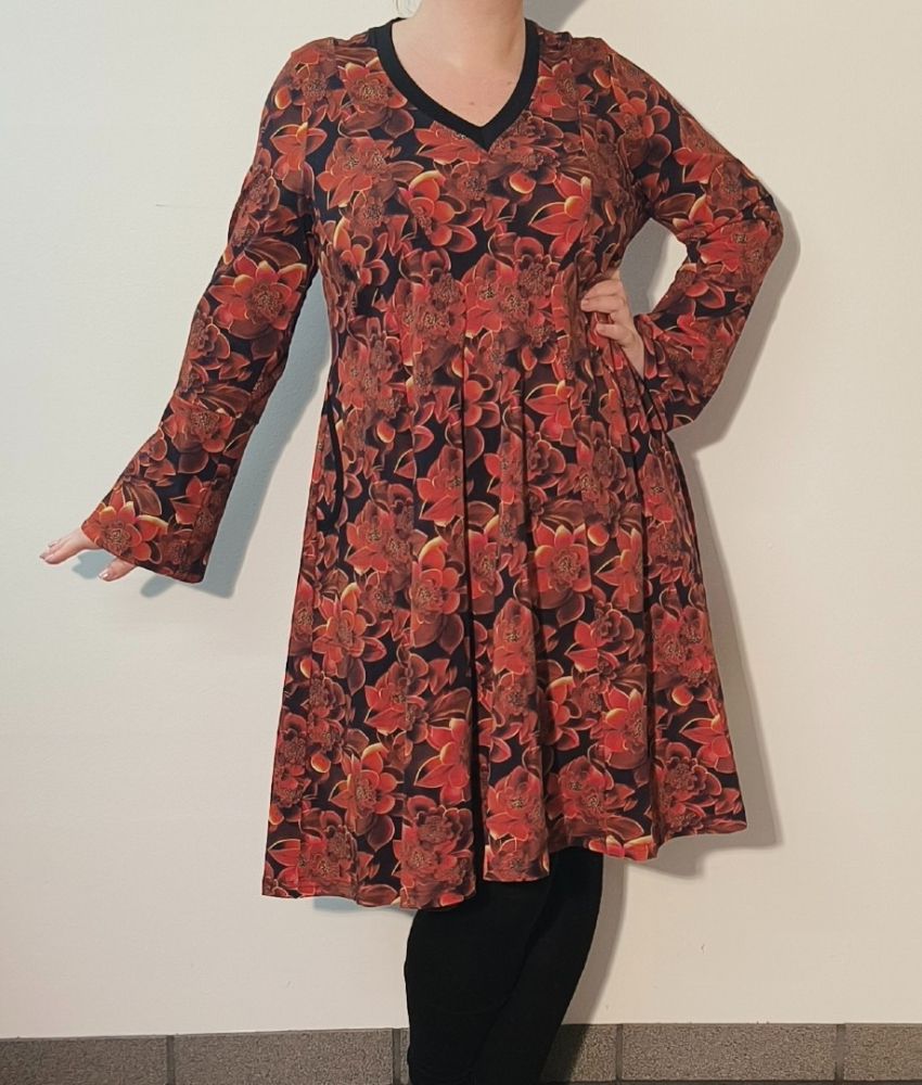 Løs Plus Size kjole med røde blomster - Emi Red Succulent