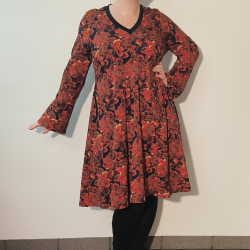 Løs Plus Size kjole med røde blomster - Emi Red Succulent