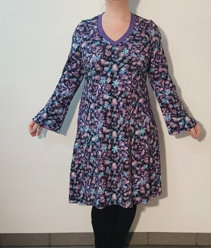 Sort A-formet plus size kjole med lavendel og lilla snefnug - Tulla Purple Snow