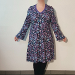 Sort A-formet plus size kjole med lavendel og lilla snefnug - Tulla Purple Snow