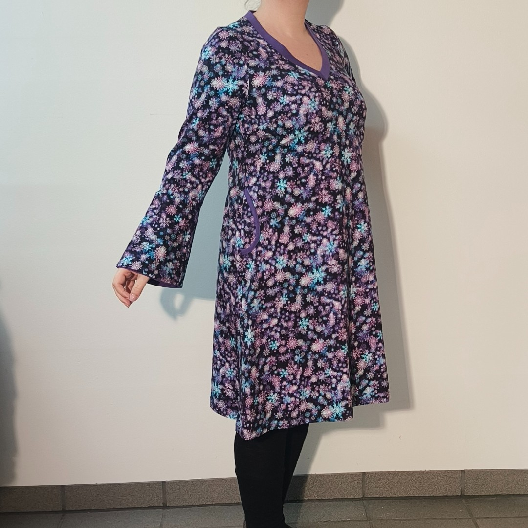 Sort A-formet plus size kjole med lavendel og lilla snefnug - Tulla Purple Snow