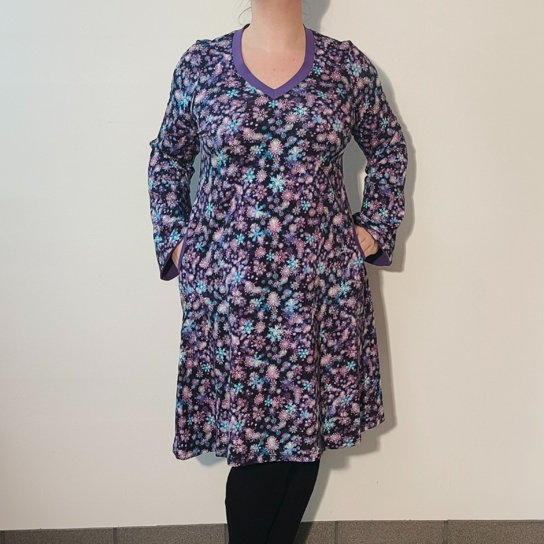Sort A-formet plus size kjole med lavendel og lilla snefnug - Tulla Purple Snow