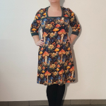 Sort A-formet plus size kjole med skovsvampe - Tokyo Mushroom Hunting