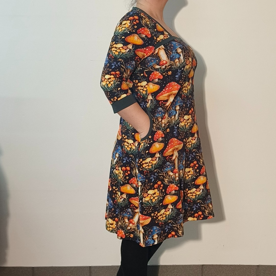 Sort A-formet plus size kjole med skovsvampe - Tokyo Mushroom Hunting