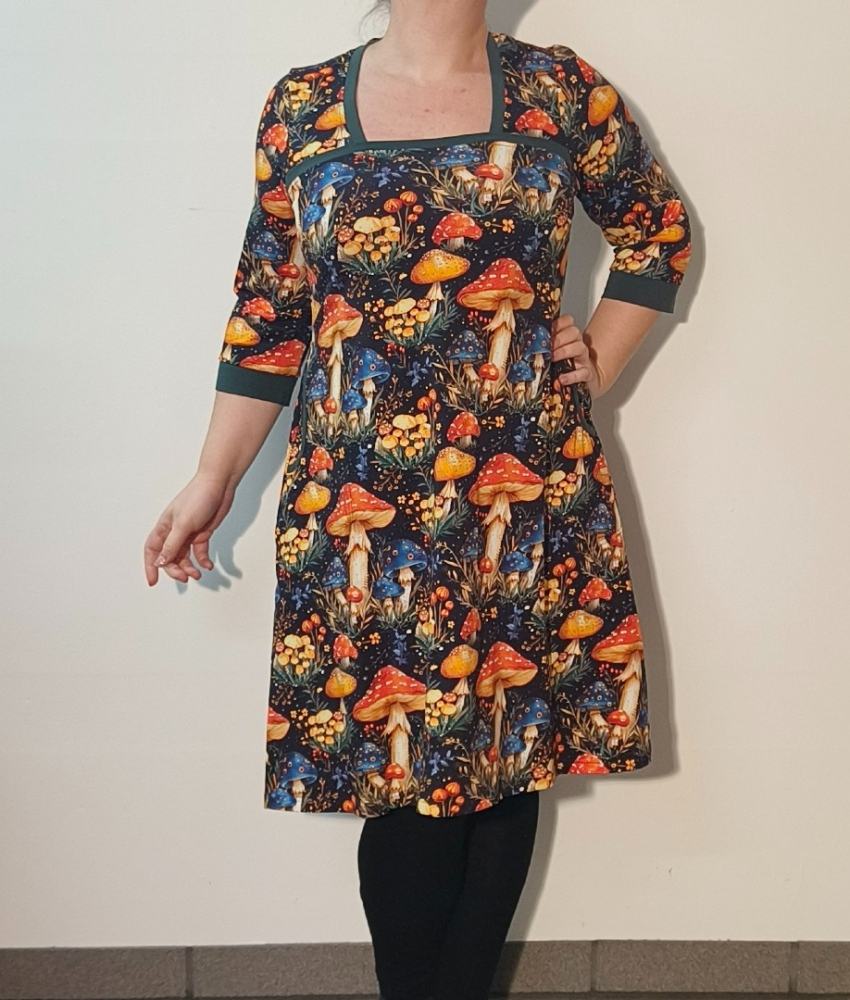 Sort A-formet plus size kjole med skovsvampe - Tokyo Mushroom Hunting