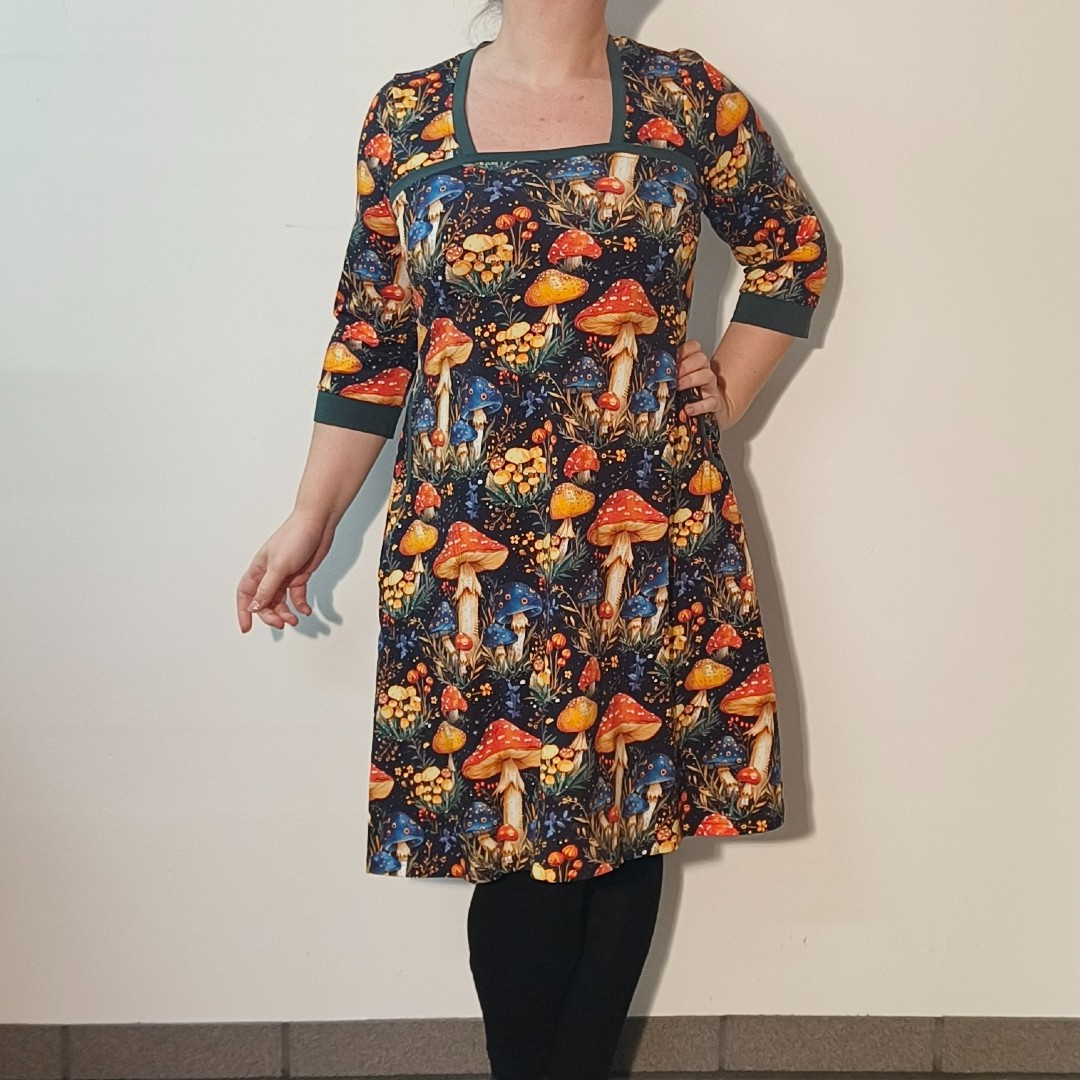 Sort A-formet plus size kjole med skovsvampe - Tokyo Mushroom Hunting