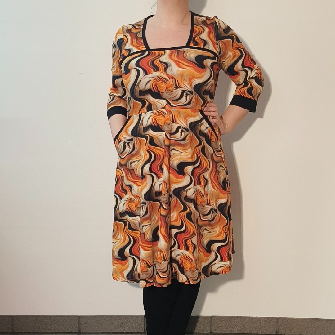Gul plus size kjole med tigerstriber - Genkei Eye Of The Tiger