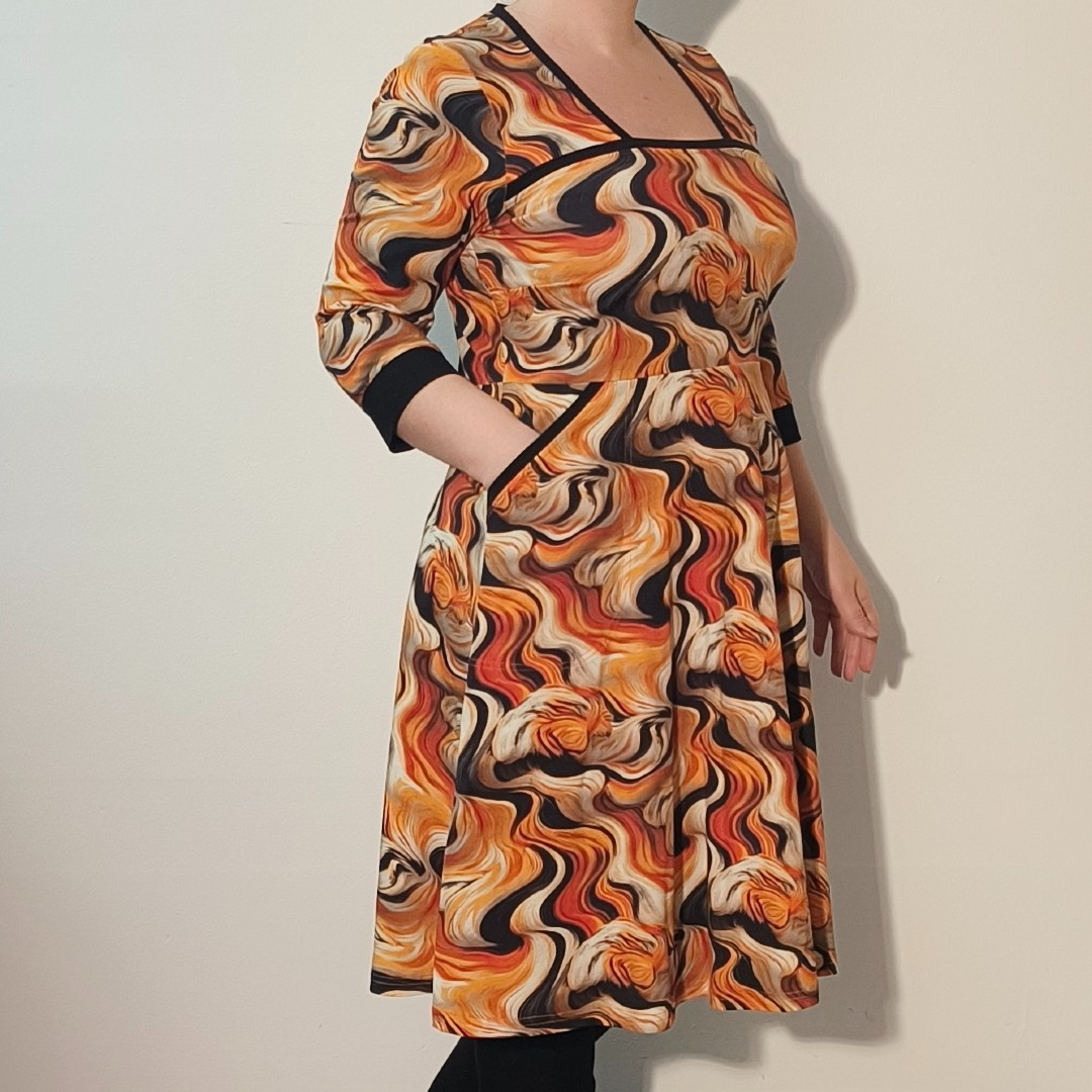 Gul plus size kjole med tigerstriber - Genkei Eye Of The Tiger