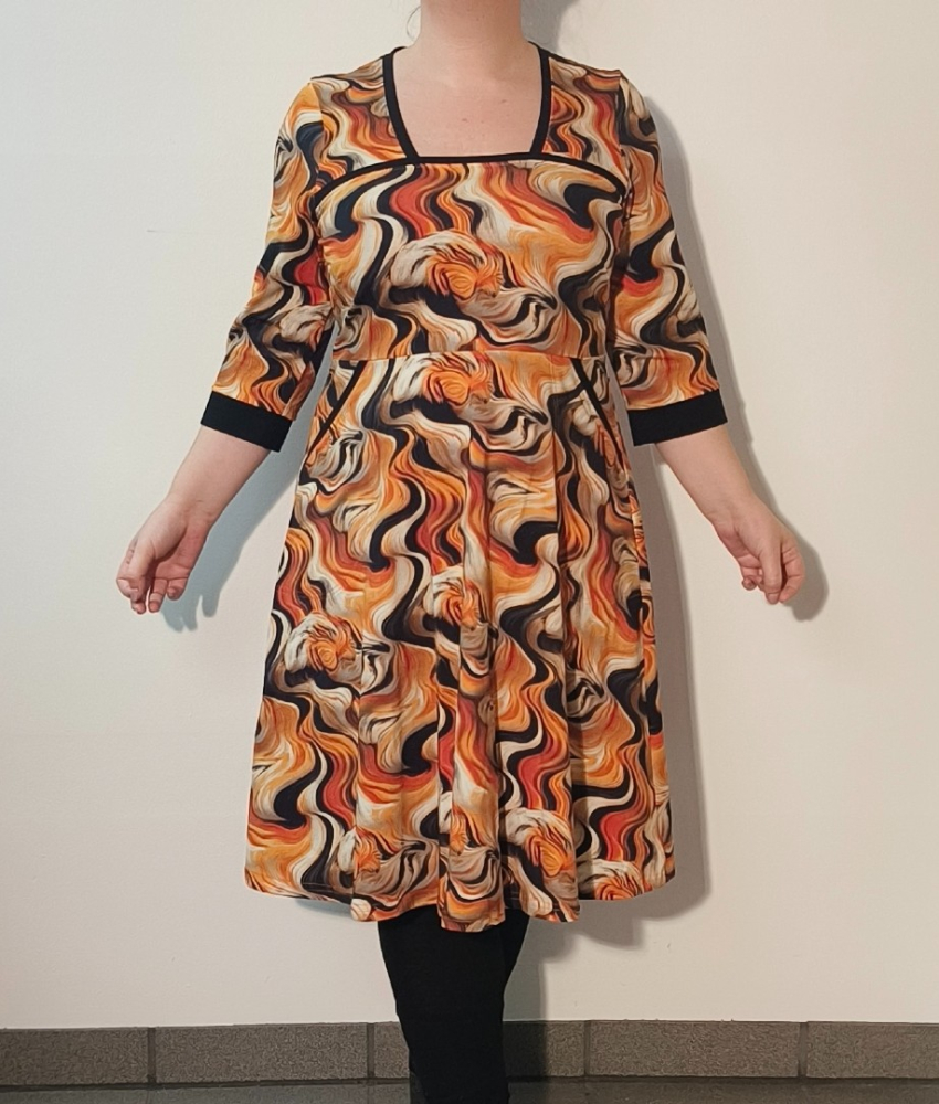 Gul plus size kjole med tigerstriber - Genkei Eye Of The Tiger