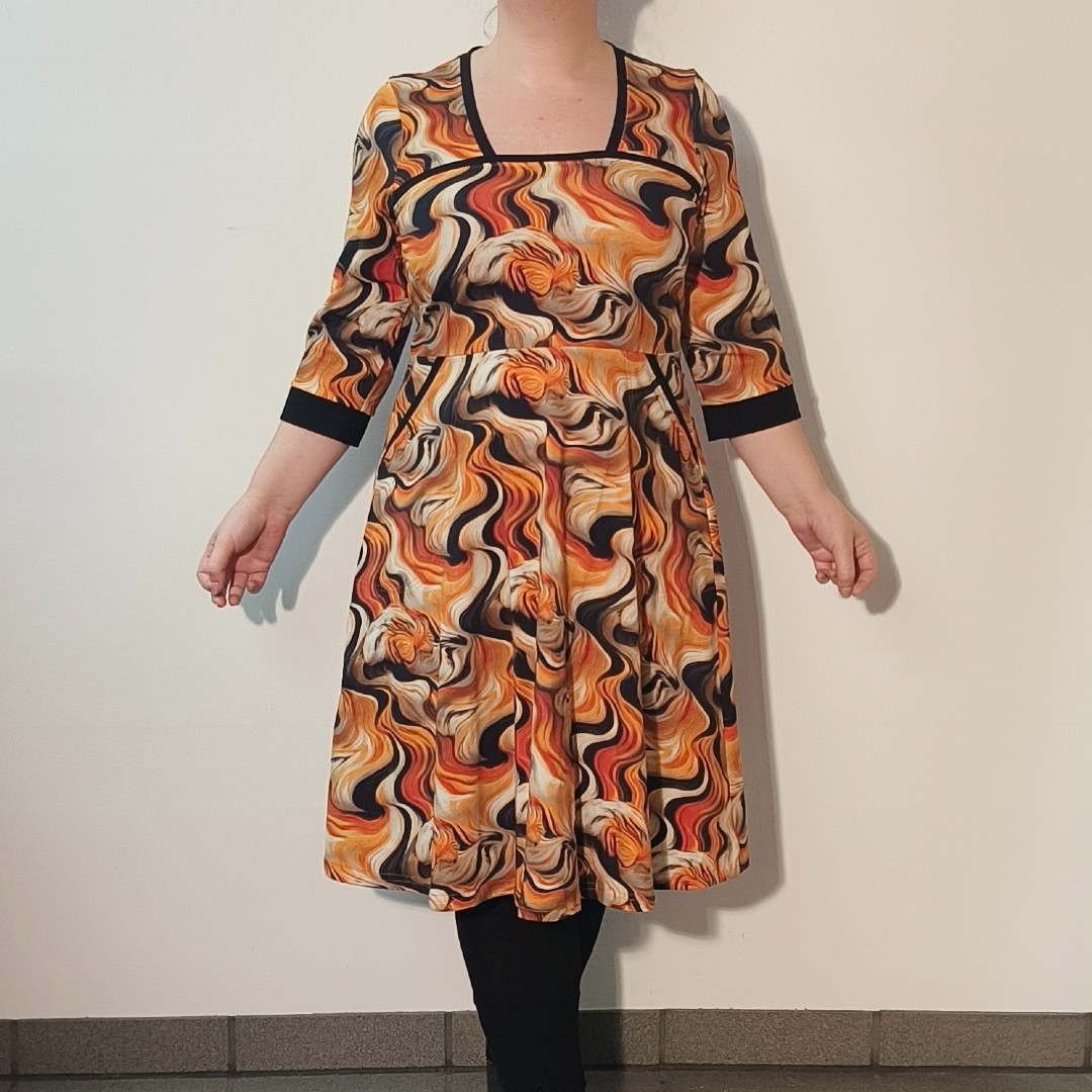 Gul plus size kjole med tigerstriber - Genkei Eye Of The Tiger