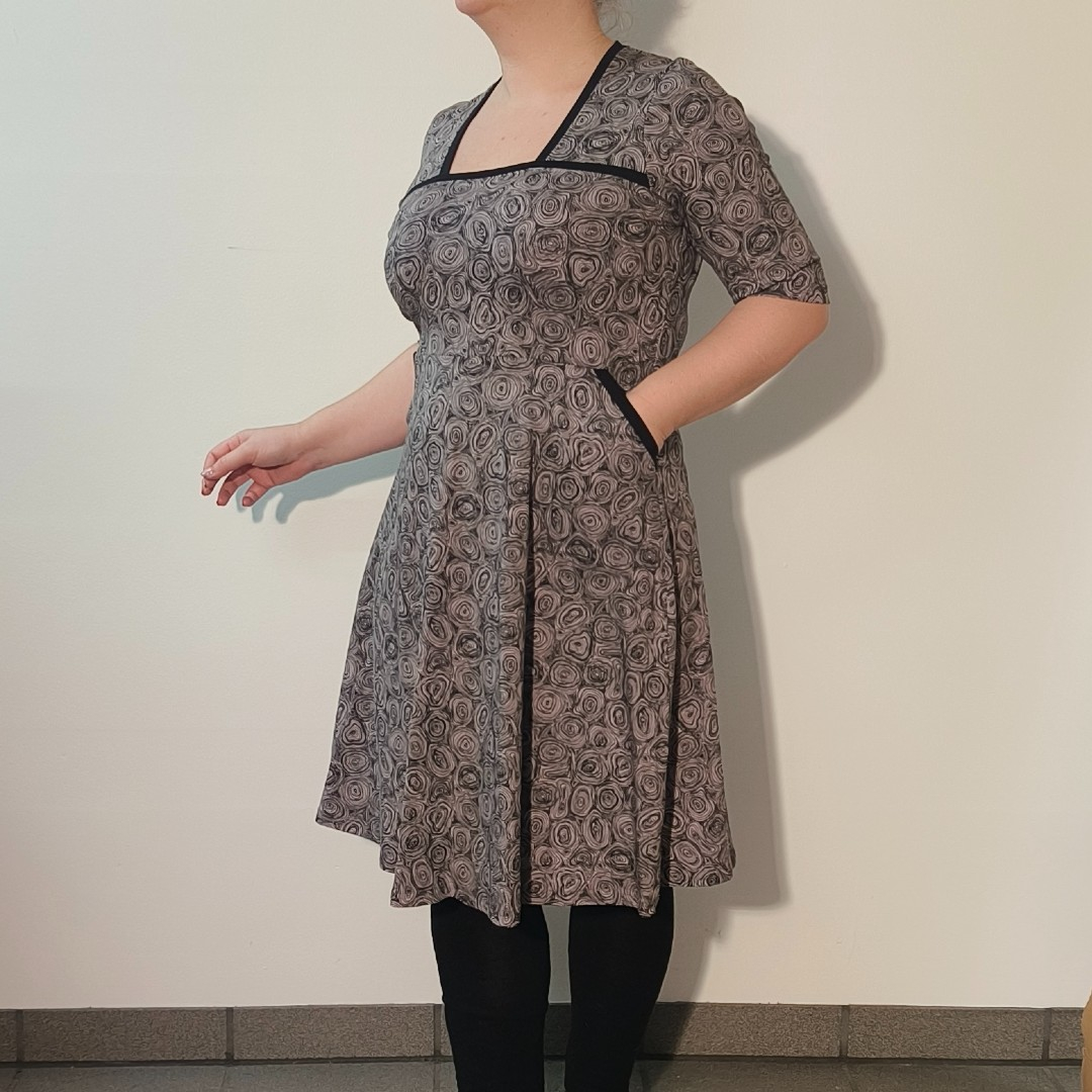 Grå plus size kjole med sorte detaljer og empiresnit. Genkei Grey Doodles