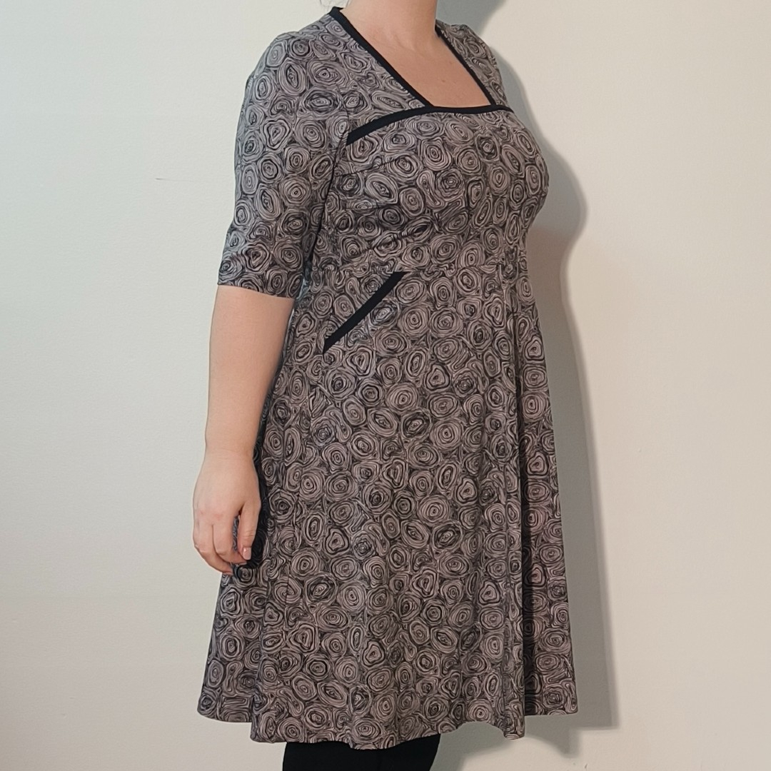 Grå plus size kjole med sorte detaljer og empiresnit. Genkei Grey Doodles