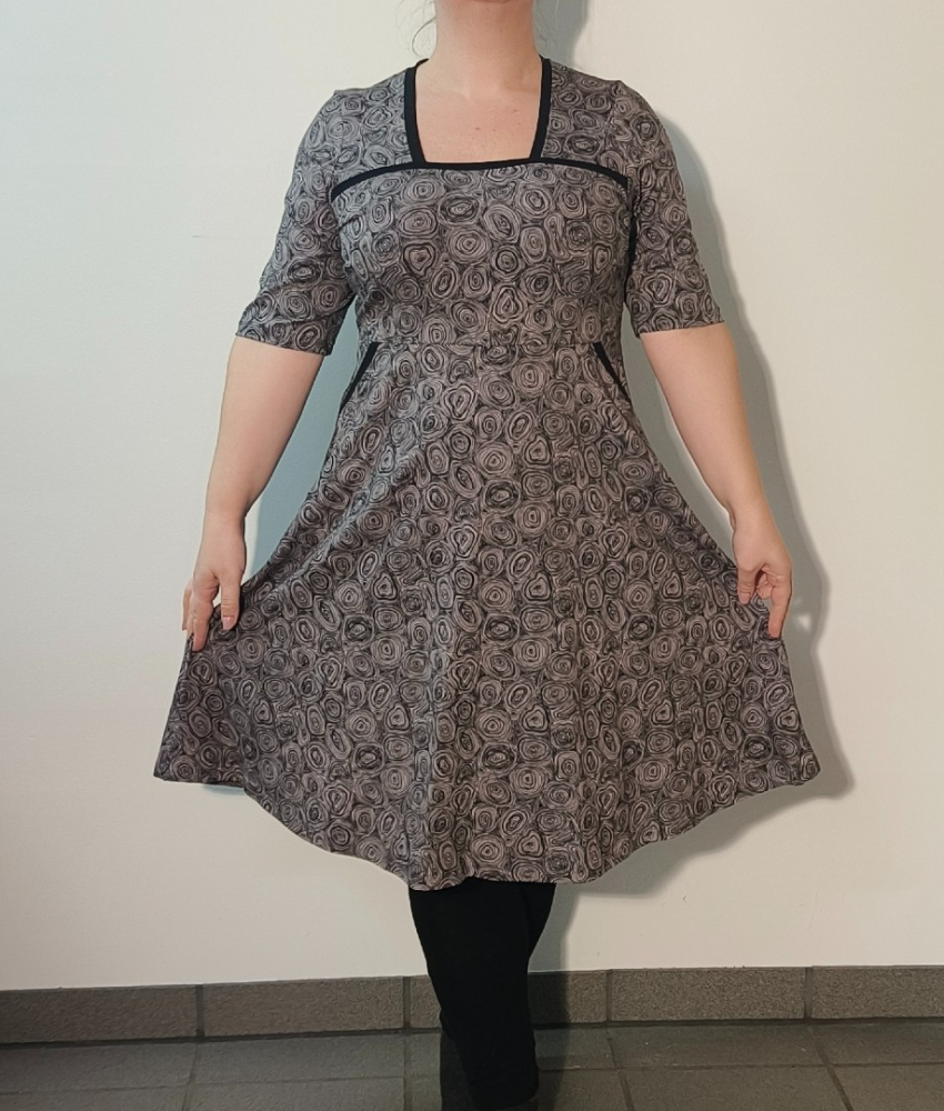 Grå plus size kjole med sorte detaljer og empiresnit. Genkei Grey Doodles