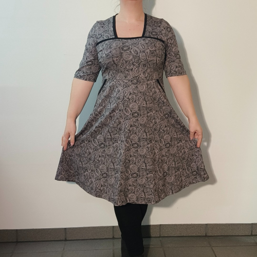 Grå plus size kjole med sorte detaljer og empiresnit. Genkei Grey Doodles