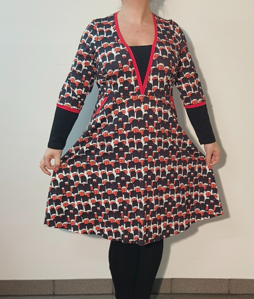 Plus size kjole med empiresnit og garder | Ama Guards